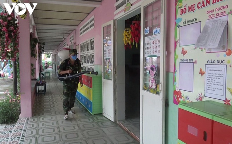 Phun thuốc tiêu độc khử trùng trước ngày khai giảng.