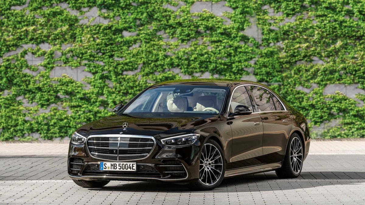 Sau khi ra mắt 2 mẫu xe thuộc dòng Mercedes-Benz S-Class 2021 thế hệ mới: S500 và S580 với nhiều cải tiến về nổi thất, công nghệ nổi bật. Thì mới đây, Mercedes giới thiệu tiếp mẫu xe S-Class thứ 3: S580, ra mắt riêng tại thị trường châu Âu.