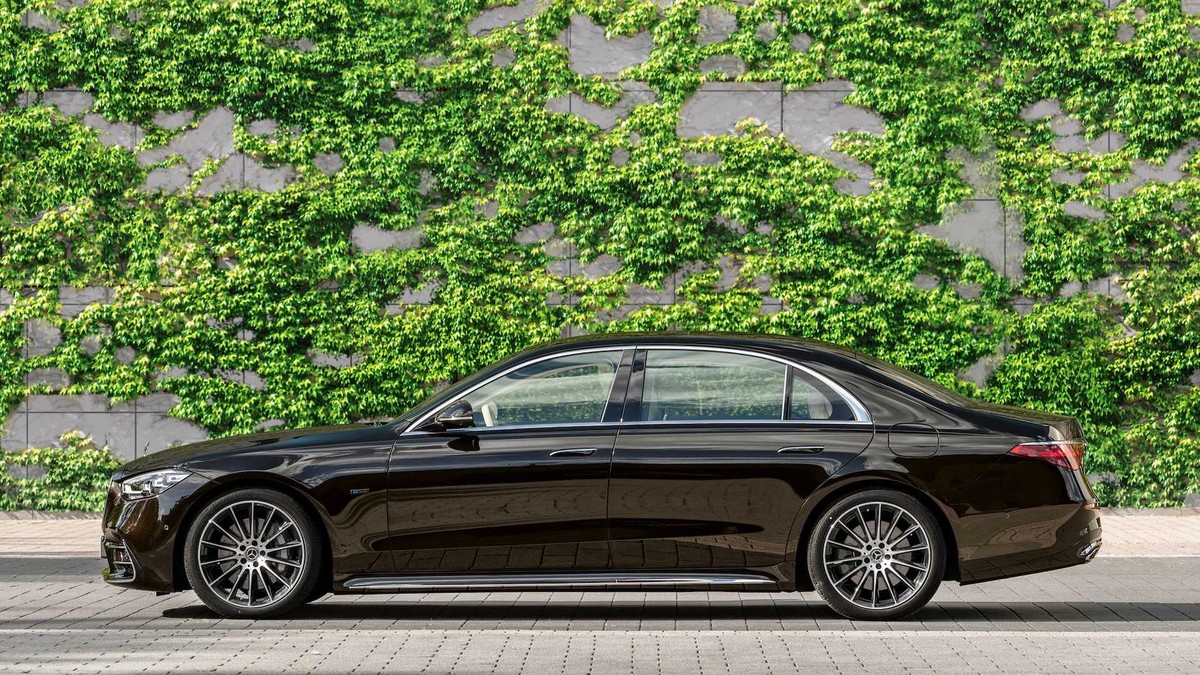 Cũng giống như S500 tiêu chuẩn, Mercedes-Benz S580e được trang bị động cơ 6 xy-lanh thẳng hàng 3.0L tăng áp. Ngoài ra S580e còn được bổ sung thêm một động cơ điện gắn hộp số và gói pin 28 kWh nâng tổng công suất lên thành 510 mã lực (380 kilowatts), mạnh hơn 81 mã lực so với S500 và 41 mã lực so với S580.