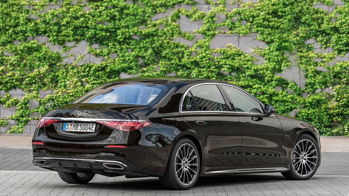 Nếu như S500 và S580 thế hệ mới được sử dụng động cơ hybrid nhẹ với công nghệ EQ Boost thì S580e được trang bị động cơ plug-in hybrid. Và dĩ nhiên, siêu xe S580e đáp ứng đầy đủ các tiêu chuẩn khí thải nghiêm ngặt nhất của châu Âu đối với dòng xe Hybird.