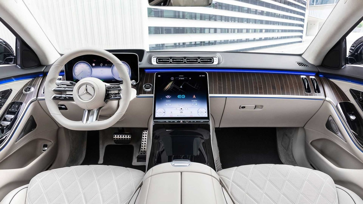 Thiết kế ngoại thất của dòng xe Mercedes-Benz S-Class 2021 thế hệ mới không có quá nhiều sự khác biệt, thay vào đó hãng tập trung những thay đổi lớn trong thiết kế nội thất với những cải tiến về công nghệ mới nhất, đồng thời đem lại cảm giác sang trọng cho chủ nhân của chiếc xe.