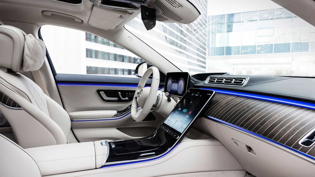 Điểm khác biệt của S580e cũng như Mercedes-Benz S-Class 2021 đó là sẽ không sử dụng màn hình kép liền khối nữa, thay vào đó sẽ là những mảng riêng biệt. Màn hình thông tin giải trí được đặt dọc, nghiêng một góc vừa phải để nối liền từ bảng táp-lô xuống bệ tỳ tay trung tâm. Màn hình này sở hữu kích cỡ "khủng" lên tới 12,8 inch với giao diện MBUX thế hệ thứ hai. Ngoài tính năng trợ lý ảo và hỗ trợ ra lệnh bằng giọng nói hay nhận diện cử chỉ được tối ưu hoá; hệ thống này còn được bổ sung thêm các tính năng bảo mật sinh trắc học bằng nhận diện khuôn mặt và vân tay…