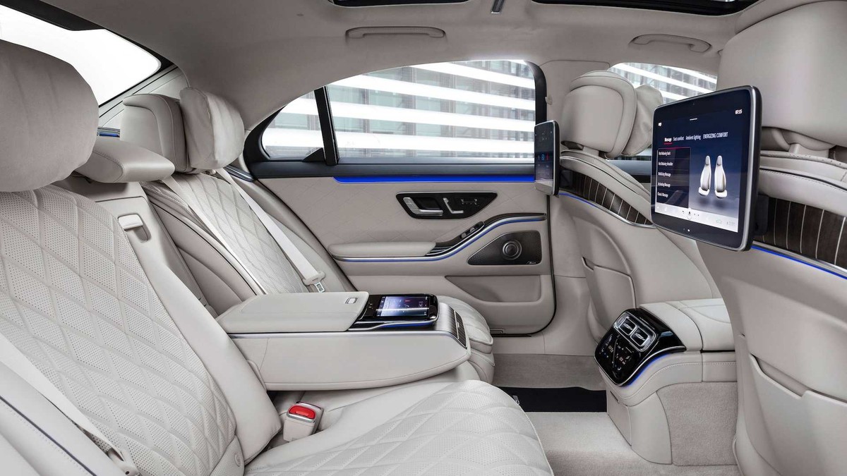 Phiên bản đầy đủ của S-Class sẽ được trang bị 5 màn hình trong ca-bin xe. Trong đó có 3 màn hình sẽ phục vụ nhu cầu điều khiển phương tiện giải trí, và đặc biệt chúng có thể "tương tác" với nhau thông qua việc chia sẻ trực tiếp nội dung trên màn hình. Hệ thống âm thanh vòm 30 loa 4D cao cấp từ Burmester sẽ tạo không gian âm nhạc tốt nhất cho người sử dụng.