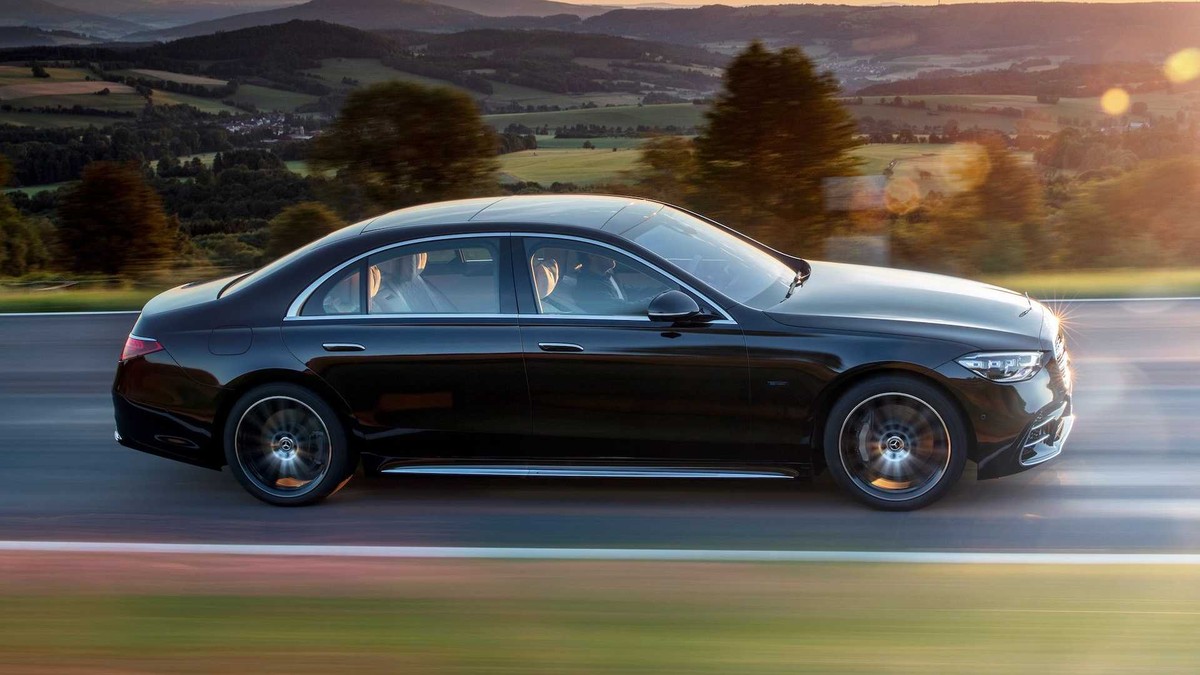 Mercedes-Benz S500 2021 trang bị động cơ 6 xy-lanh thẳng hàng 3.0L tăng áp, công suất 429 mã lực và mô-men xoắn 521 Nm. Trong khi đó, S580 được trang bị động cơ V8 tăng áp kép, công suất 469 mã lực và mô-men xoắn 700 Nm.