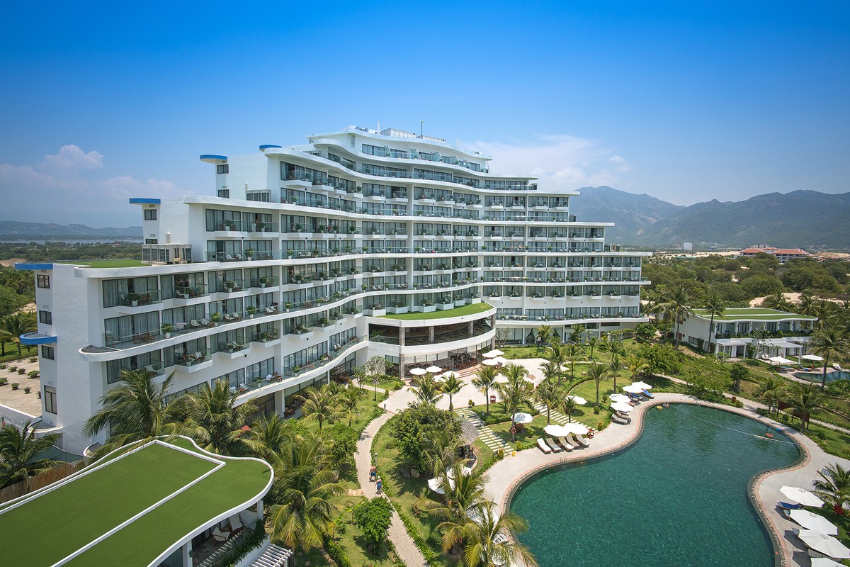 Hãy để Cam Ranh Riviera Beach Resort &amp; Spa tự tin là nơi bạn có thể gửi gắm kỳ nghỉ của mình, mang đến cho bạn và gia đình cùng nhau trải nghiệm kỳ nghỉ 5 sao tuyệt vời bên Vịnh Ngọc thiên đường.