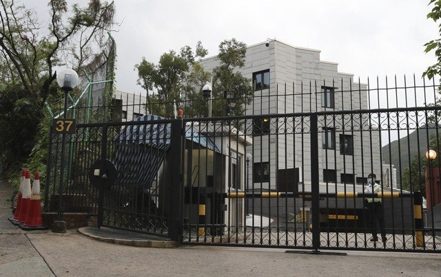 Bên ngoài khu nhà 37 Shouson Hill Road. Ảnh: SCMP.