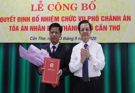 Phó Chánh án Thường trực Tòa án nhân dân tối cao Lê Hồng Quang trao quyết định và chúc mừng Thẩm phán Phạm Hoàng Dũng. Phó Chánh án Thường trực Tòa án nhân dân tối cao Lê Hồng Quang trao quyết định và chúc mừng Thẩm phán Phạm Hoàng Dũng.