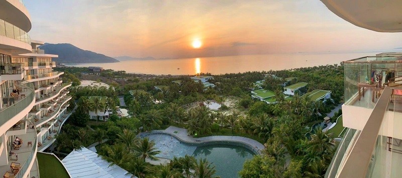 Sáng đầu thu còn gì tuyệt vời hơn khi bạn cùng người thân ngắm bình minh giữa một không gian xanh, trong lành xua tan đi những âu lo của ngày hôm qua, đón chào ngày mới hứng khởi tại Riviera. Sáng đầu thu còn gì tuyệt vời hơn khi bạn cùng người thân ngắm bình minh giữa một không gian xanh, trong lành xua tan đi những âu lo của ngày hôm qua, đón chào ngày mới hứng khởi tại Riviera.