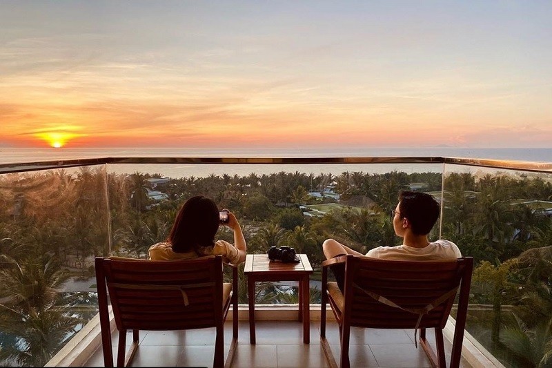 Các cặp đôi tranh thủ thời điểm vàng đi nghỉ dưỡng để có những thời gian riêng tư bên nhau cùng ngắm nhìn biển trời từ ban công lộng gió, hít hà vị mặn mòi của biển giữa thiên nhiên xanh, trong lành. Các cặp đôi tranh thủ thời điểm vàng đi nghỉ dưỡng để có những thời gian riêng tư bên nhau cùng ngắm nhìn biển trời từ ban công lộng gió, hít hà vị mặn mòi của biển giữa thiên nhiên xanh, trong lành.
