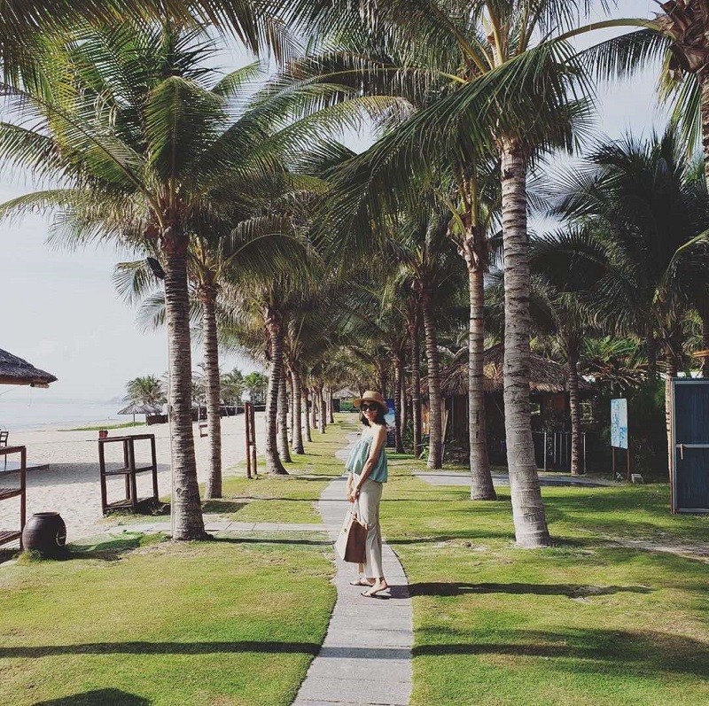 Đến Riviera, dạo bộ dưới những hàng dừa xanh mát, lắng nghe nhịp sống yên bình, cảm nhận những làn gió biển mơn man, bạn sẽ quên hết mọi phiền muộn và nạp thêm cho mình năng lượng sống mới đầy hứng khởi. Đến Riviera, dạo bộ dưới những hàng dừa xanh mát, lắng nghe nhịp sống yên bình, cảm nhận những làn gió biển mơn man, bạn sẽ quên hết mọi phiền muộn và nạp thêm cho mình năng lượng sống mới đầy hứng khởi.