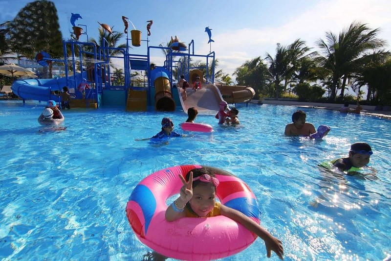 Một trong những điểm nhấn tại Riviera là khu công viên nước với trang thiết bị tiêu chuẩn quốc tế. Địa điểm này là lựa chọn không thể bỏ qua trong kỳ nghỉ của bất kỳ du khách nào vì tính an toàn và phù hợp với mọi lứa tuổi, đặc biệt có nhiều hoạt động giải trí vui nhộn dành riêng cho trẻ em. Một trong những điểm nhấn tại Riviera là khu công viên nước với trang thiết bị tiêu chuẩn quốc tế. Địa điểm này là lựa chọn không thể bỏ qua trong kỳ nghỉ của bất kỳ du khách nào vì tính an toàn và phù hợp với mọi lứa tuổi, đặc biệt có nhiều hoạt động giải trí vui nhộn dành riêng cho trẻ em.
