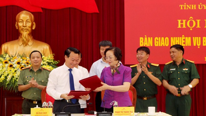 Đồng chí Phạm Thị Thanh Trà và đồng chí Đỗ Đức Duy ký biên bản bàn giao chức vụ Bí thư Đảng ủy Quân sự tỉnh Yên Bái.