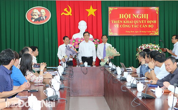 Trưởng Ban Tổ chức Tỉnh ủy Đồng Nai Phạm Văn Ru trao quyết định và chúc mừng đồng chí Phạm Xuân Hà và đồng chí Lê Tuấn Anh.