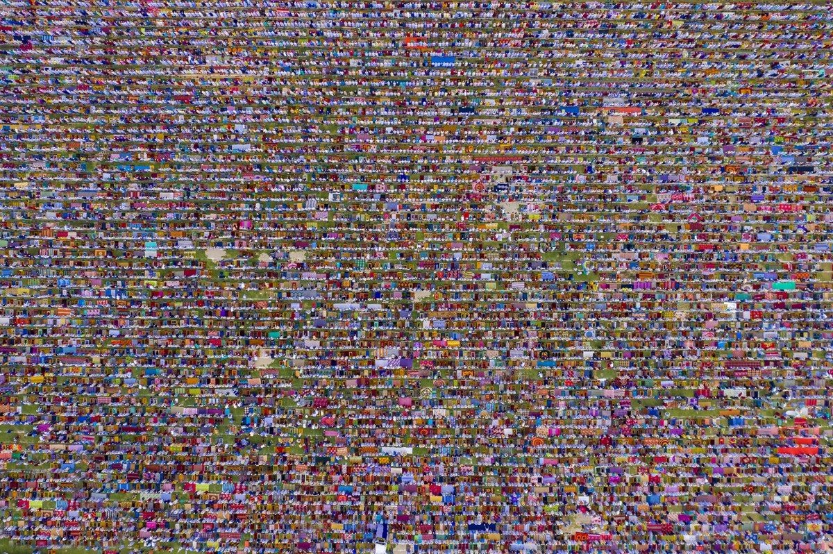 Giải nhì được trao cho tác phẩm "Largest Congregation" (Giáo đoàn lớn nhất) của nhiếp ảnh gia Azim Khan Ronnie. Bức ảnh được chụp tại Eid-ul-Fitr, một lễ hội của người Hồi giáo, tổ chức ở Bangladesh.