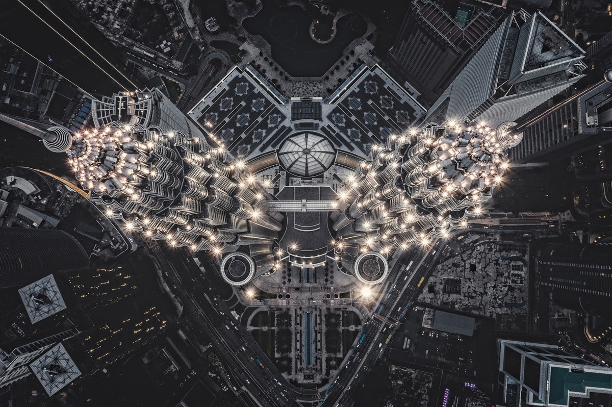 Giải nhất của hạng mục Kiến trúc đô thị được trao cho tác phẩm "Alien Structure on Earth" (Cấu trúc người ngoài hành tinh trên Trái đất) của nhiếp ảnh gia Tomasz Kowalski. Bức ảnh chụp Tháp đôi Petronas ở thủ đô Kula Lumpur từ trên cao.