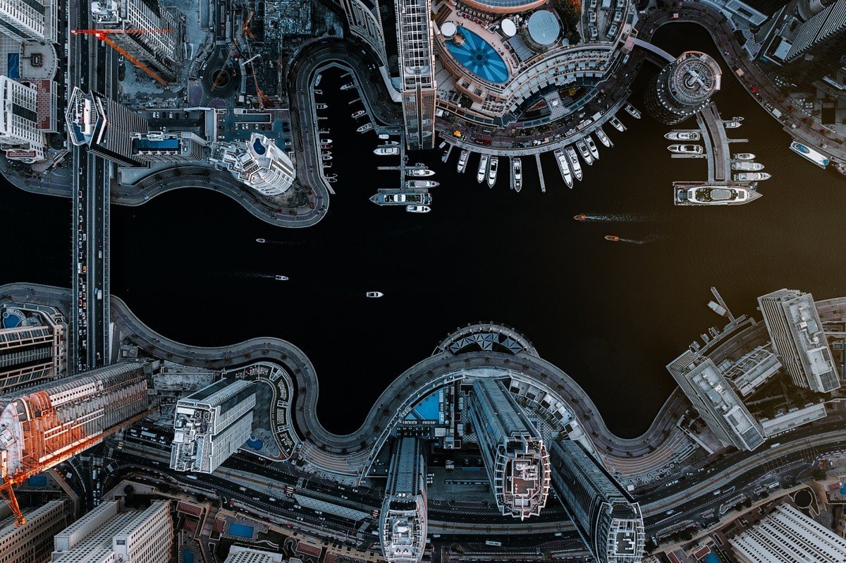 Bức ảnh "Dubai Marina" chụp bởi nhiếp ảnh gia Carmine Chiriacò đoạt giải nhì của hạng mục Kiến trúc đô thị. Bức ảnh thể hiện sự đối xứng trong kiến trúc của khu dân cư Dubai Marina.