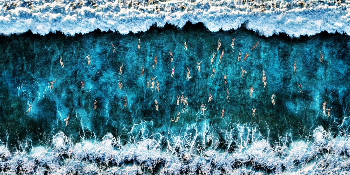 Giải nhất của hạng mục Thể thao được trao cho tác phẩm "On the Sea" (Trên biển) của nhiếp ảnh gia Roberto Corinaldesi. Bức ảnh diễn tả hàng chục vận động viên đang bơi trên biển.