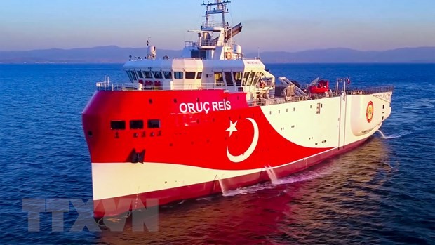 Tàu thăm dò Oruc Reis của Thổ Nhĩ Kỳ di chuyển ngoài khơi phía Tây tỉnh Antalya trên Địa Trung Hải ngày 12/8/2020. (Ảnh: AFP/TTXVN).
