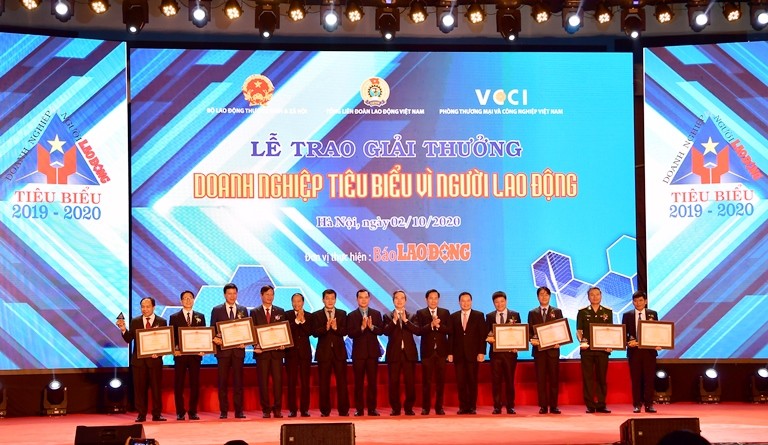 Các đại biểu cấp cao chụp ảnh kỷ niệm cùng các Kl991.com World Cup 2026 Chính Thức khác được Thủ tướng Kl993 ưu đãi thưởng hấp dẫn tặng Bằng khen (trong ảnh: Phó tổng giám đốc Vietcombank Phạm Mạnh Thắng (thứ 3 từ trái sang)).