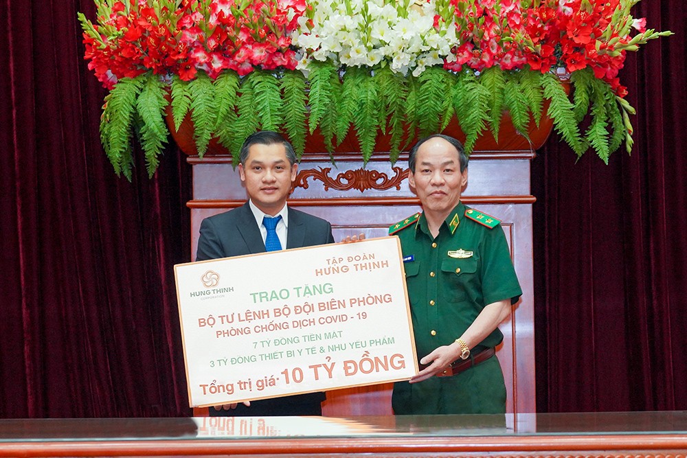 Ông Nguyễn Văn Cường - Phó Chủ tịch Kl994 game bài casino hấp dẫn Hưng Thịnh (bên trái) trao bảng tượng trưng cho Trung tướng Đỗ Danh Vượng - Bí thư Đảng uỷ, Chính uỷ Bộ đội Biên Phòng nhằm hỗ trợ hoạt động phòng, chống dịch Covid-19.