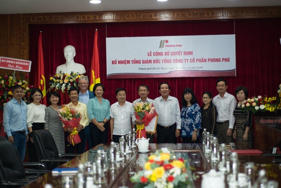 Các thành viên HĐQT, Ban kiểm soát, Ban điều hành Tổng công ty chụp ảnh lưu niệm với ông Dương Khuê và ông Phạm Xuân Trình.