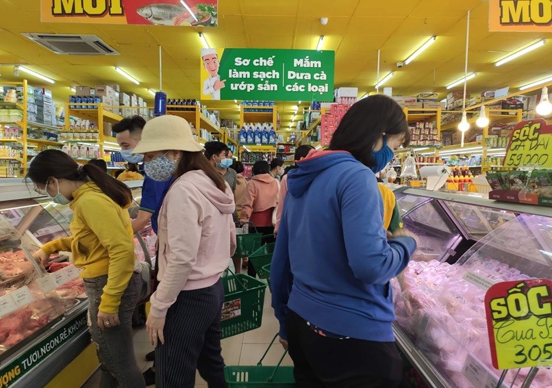 Khung cảnh chẳng khác ‘chợ tết’.