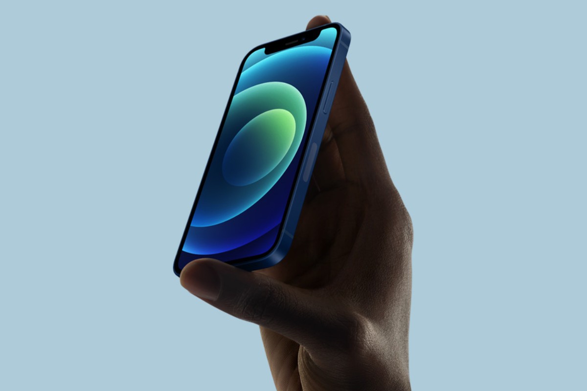 iPhone 12 mini là chiếc điện thoại nhỏ nhất và nhẹ nhất của hãng.
