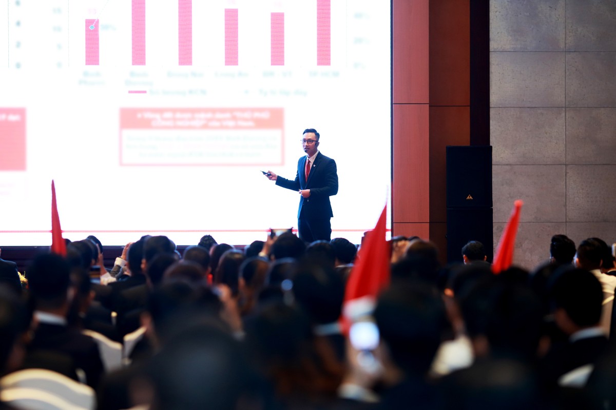 Chuyên viên tư vấn tự tin thuyết trình tại vòng chung kết cuộc thi “Kết nối và đồng hành cùng Astral City”.