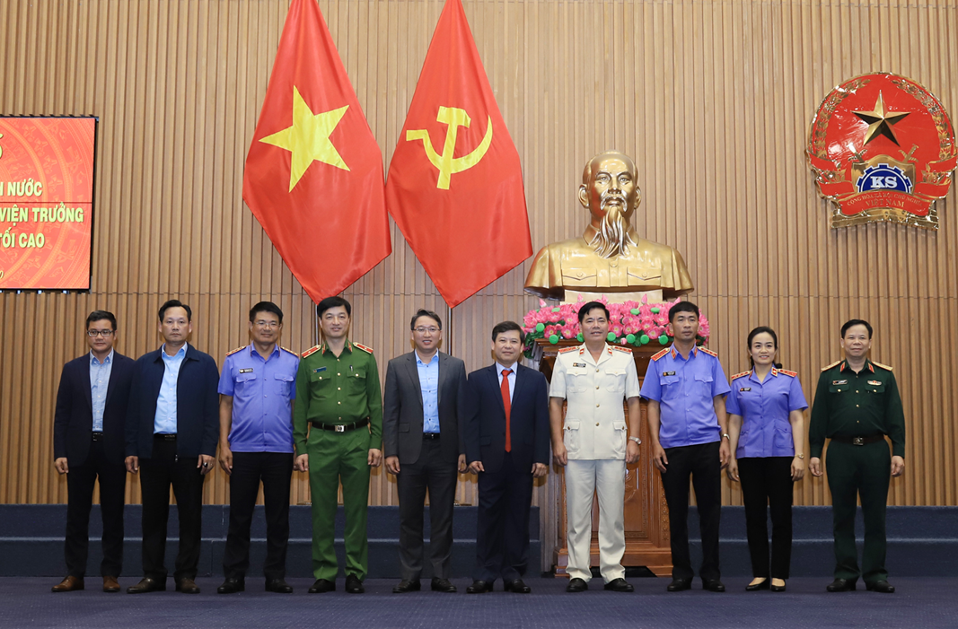 Lãnh đạo Viện Kiểm sát nhân dân tối cao chúc mừng đồng chí Nguyễn Quang Dũng.