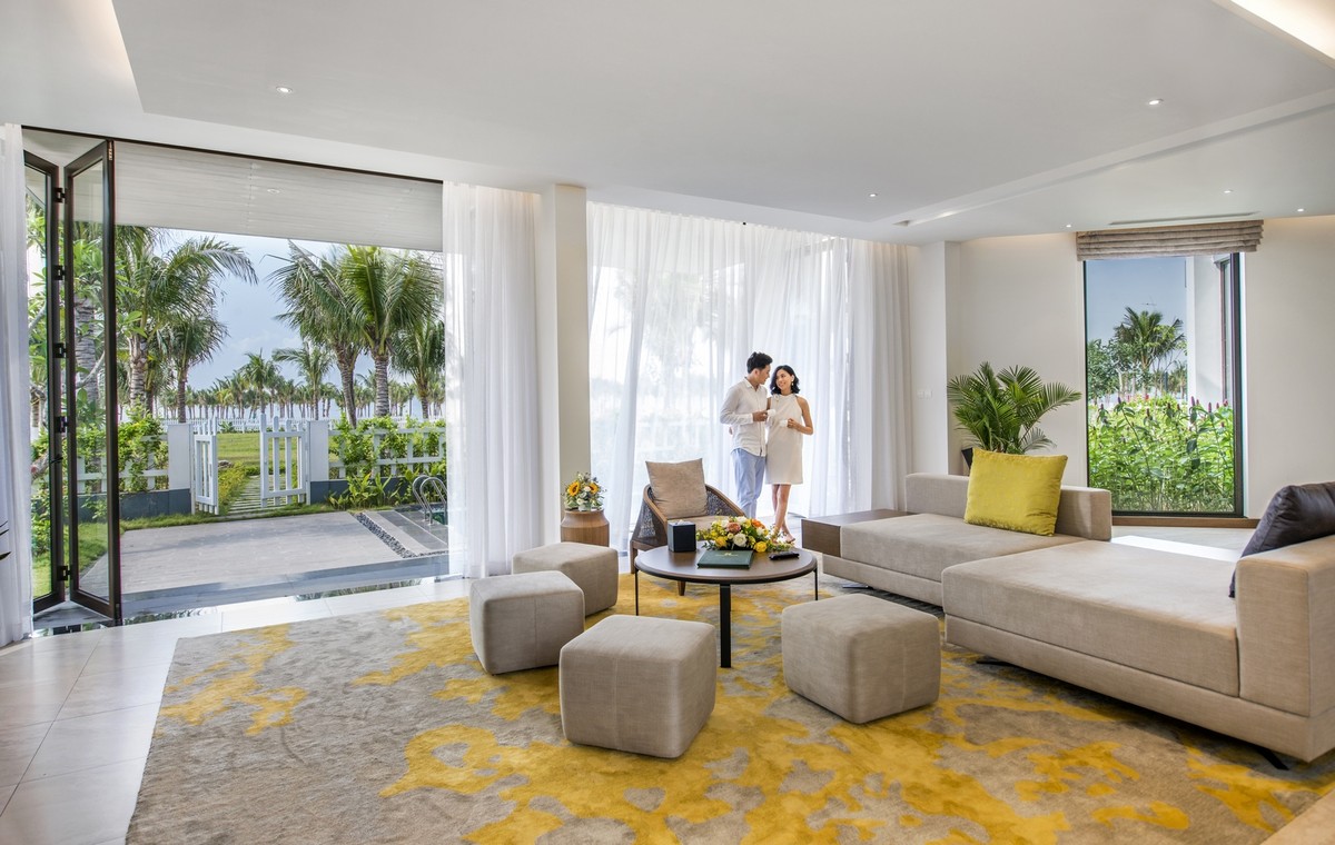 Mỗi căn biệt thự có diện tích từ 400-500 m2 gồm 3-4-5 phòng ngủ nằm trong quần thể tiện ích thời thượng, đẳng cấp với quầy bar, khu thể thao, Spa, nhà hàng, bể bơi vô cực…