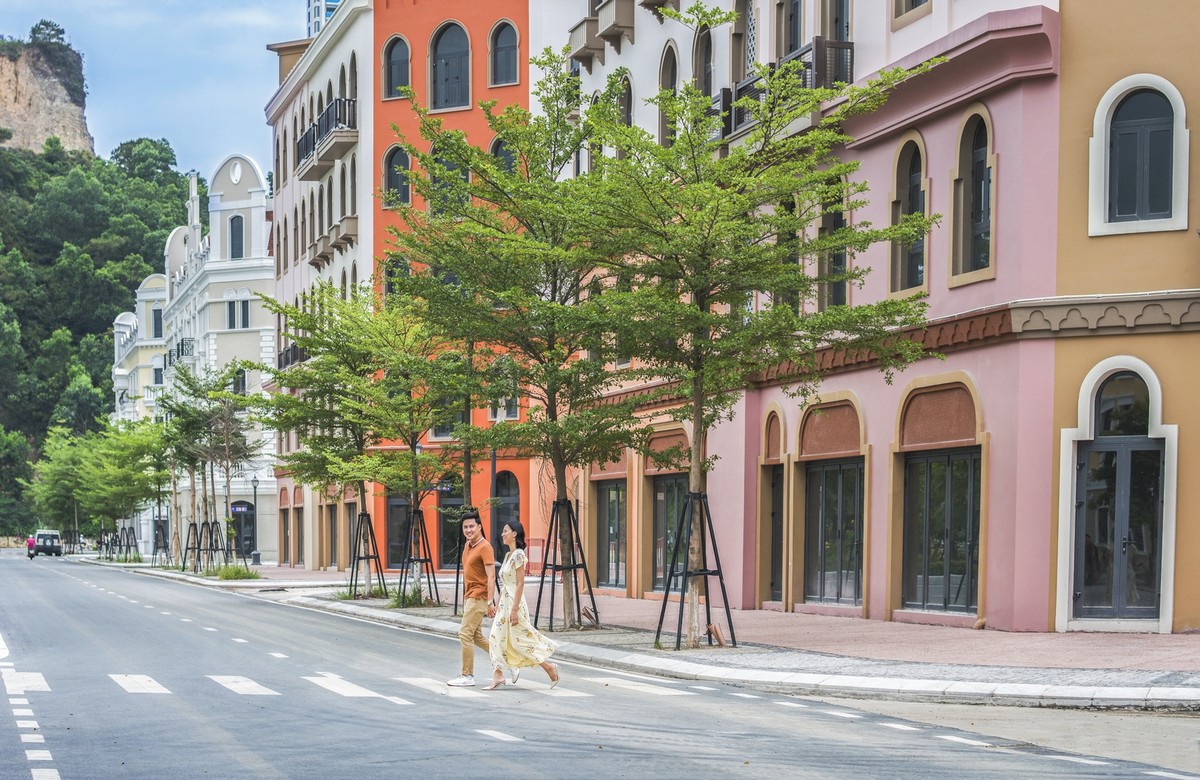 Tiếp nối những trải nghiệm nghỉ dưỡng chuẩn 5 sao tại Sun Premier Village Halong Bay là niềm vui mua sắm bất tận tại tổ hợp nhà phố thương mại Sun Plaza Grand World. Được xây dựng với 3 phân khu chính: Morocco, Australia và Europe, hệ thống shophouse tại Sun Plaza Grand World trải dài theo hình cánh cung dọc trục đường giao thương huyết mạch Hạ Long.