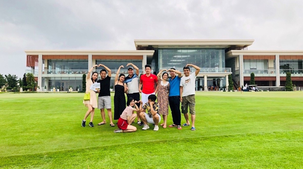 Hệ thống chuyên viên tư vấn được trải nghiệm lưu trú và sử dụng tất cả dịch vụ đẳng cấp bậc nhất thế giới của dãy biệt thự 5* Wyndham Grand KN Paradise Cam Ranh - dấu ấn đầu tiên của thương hiệu Wyndham Grand tại Việt Nam. Các hoạt động kể đến như thưởng thức ẩm thực Á Âu đa dạng, khám phá hồ bơi trong villas và khu vực sảnh đón.