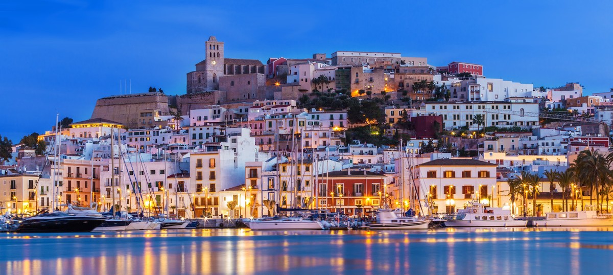 Ibiza - Tây Ban Nha, một trong những “thành phố du lịch không ngủ” nổi tiếng trên thế giới.