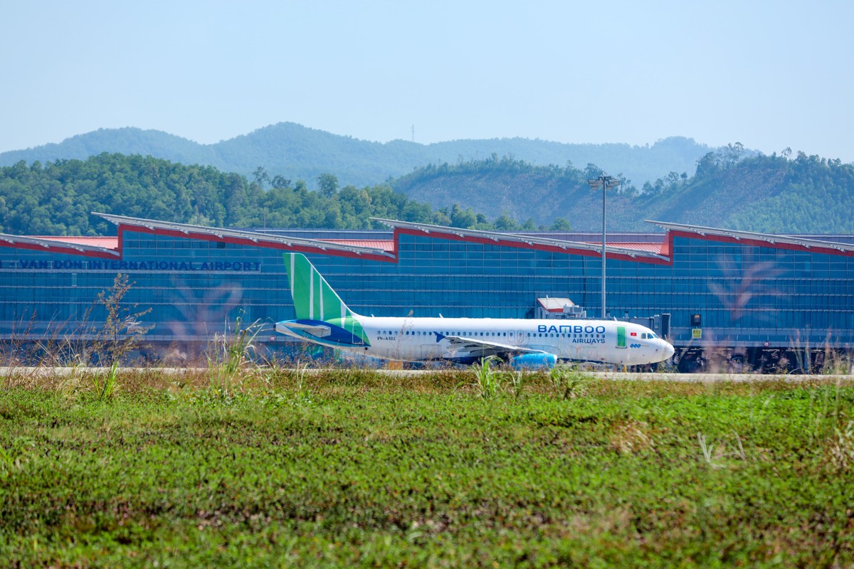 Ngay cả 2 bên bãi đỗ máy bay cũng rất nên thơ bởi cỏ cây xanh rì và muống biển tím ngắt. Ngoài việc tạo nên những “lá phổi tự nhiên” ngay trong lòng sân bay, Cảng hàng không quốc tế Vân Đồn còn kể câu chuyện “làm bạn với thiên nhiên” của một “sân bay sinh thái” khi sử dụng các vật liệu thân thiện với môi trường. Đó là hệ thống mái che khu sảnh ngoài gồm 3 lớp: Mái kính Low-E giúp giảm bức xạ nhiệt, kết cấu thép và hệ thống lam gỗ giúp chống nóng, không chỉ đảm bảo tính thẩm mỹ, tạo hiệu ứng thị giác độc đáo, mà còn giúp lấy sáng tự nhiên, tiết kiệm năng lượng.