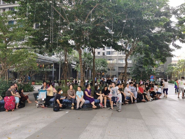 Sự việc khiến rất đông cư dân chung cư Goldmark City chạy xuống sảnh (Ảnh: CTV).