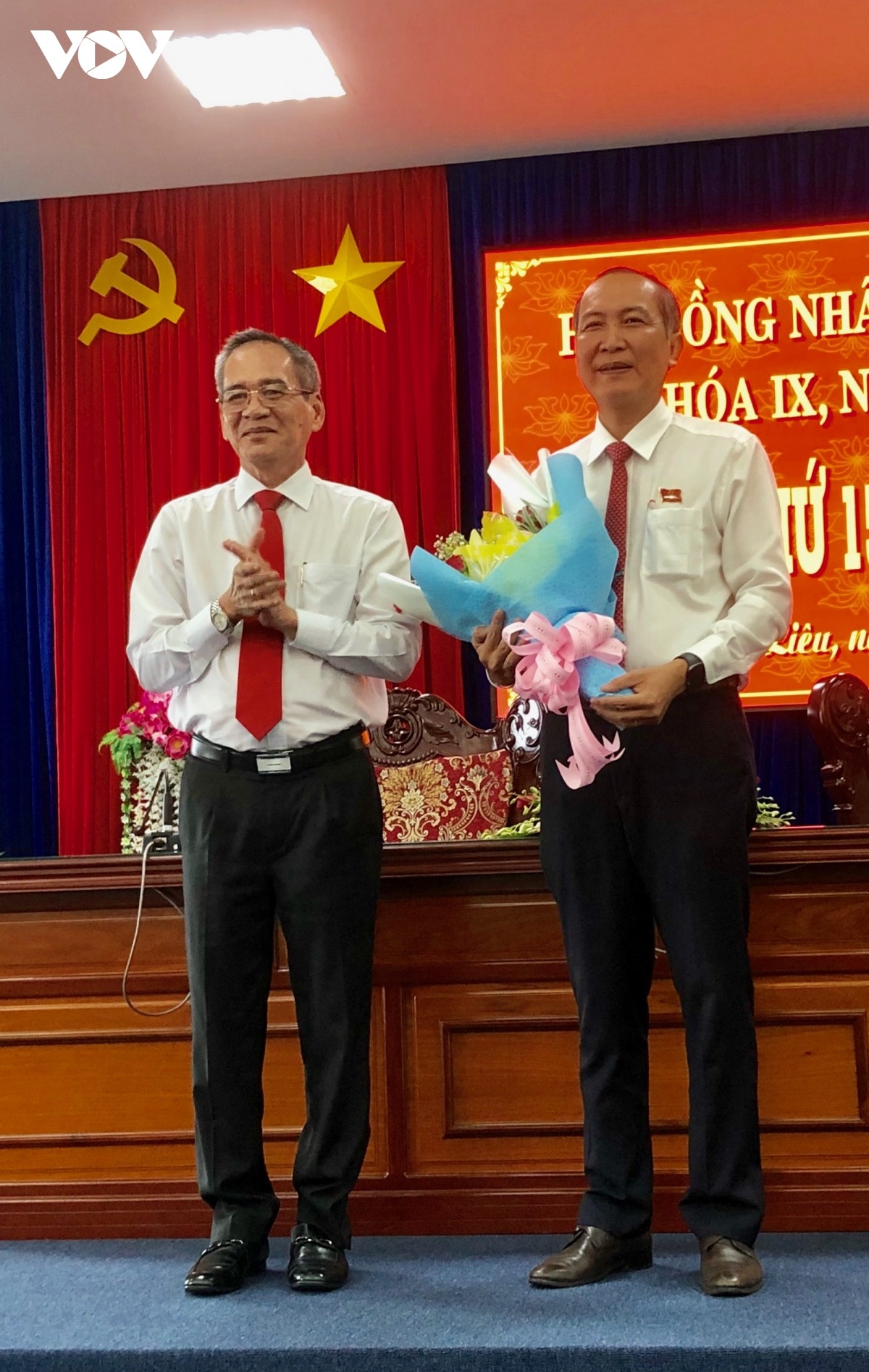 Ông Lữ Văn Hùng- Ủy viên Trung ương Đảng- Bí thư Tỉnh ủy Bạc Liêu tặng hoa chúc mừng ông Phan Như Nguyện- Bí thư Thành ủy Bạc Liêu vừa được bầu giữ chức Phó Chủ tịch HĐND tỉnh Bạc Liêu.