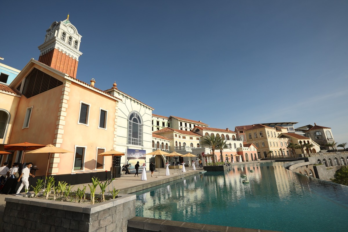 Tiệc trà chiều diễn ra bên bể bơi Central Village khi ánh hoàng hôn dần buông.