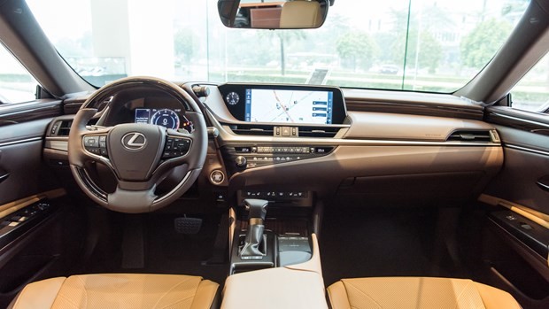 Nội thất bên trong mẫu xe Lexus ES 250. (Ảnh nguồn: TMV).