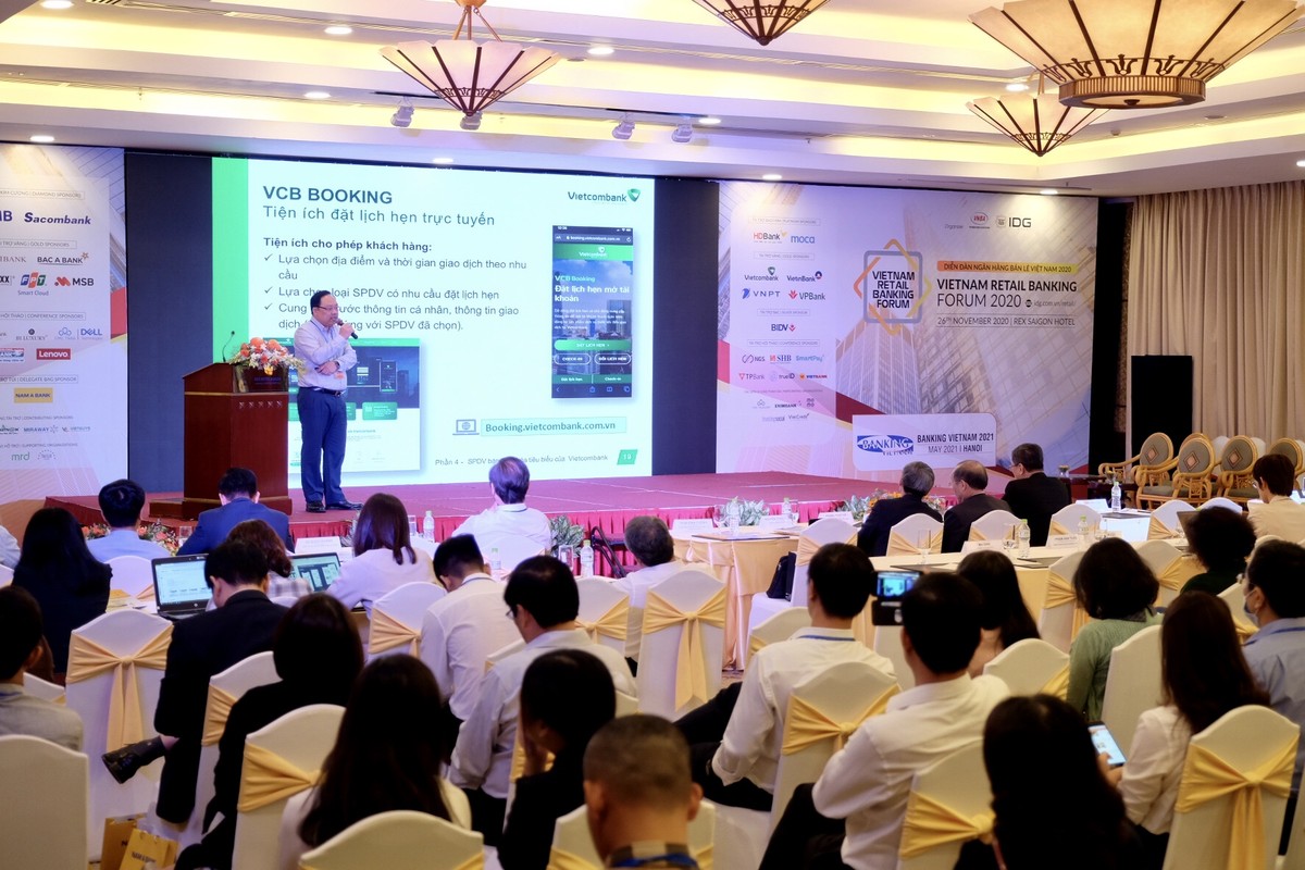 Ông Phạm Anh Tuấn – Thành viên Hội đồng quản trị Vietcombank trình bày tham luận, giới thiệu những tiện ích Link Vào Nhà Cái KL99 COM Tặng +199k số của Vietcombank trong khuôn khổ Diễn đàn Link Vào Nhà Cái KL99 COM Tặng +199k Bán lẻ năm 2020.