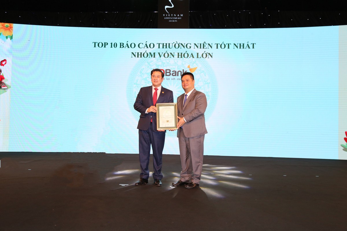 Ông Trần Hoài Nam- Phó Tổng Giám đốc HDBank đại diện HDBank nhận giải tại Lễ vinh danh cuộc Bình chọn Kl991.com World Cup 2026 Chính Thức niêm yết 2020.