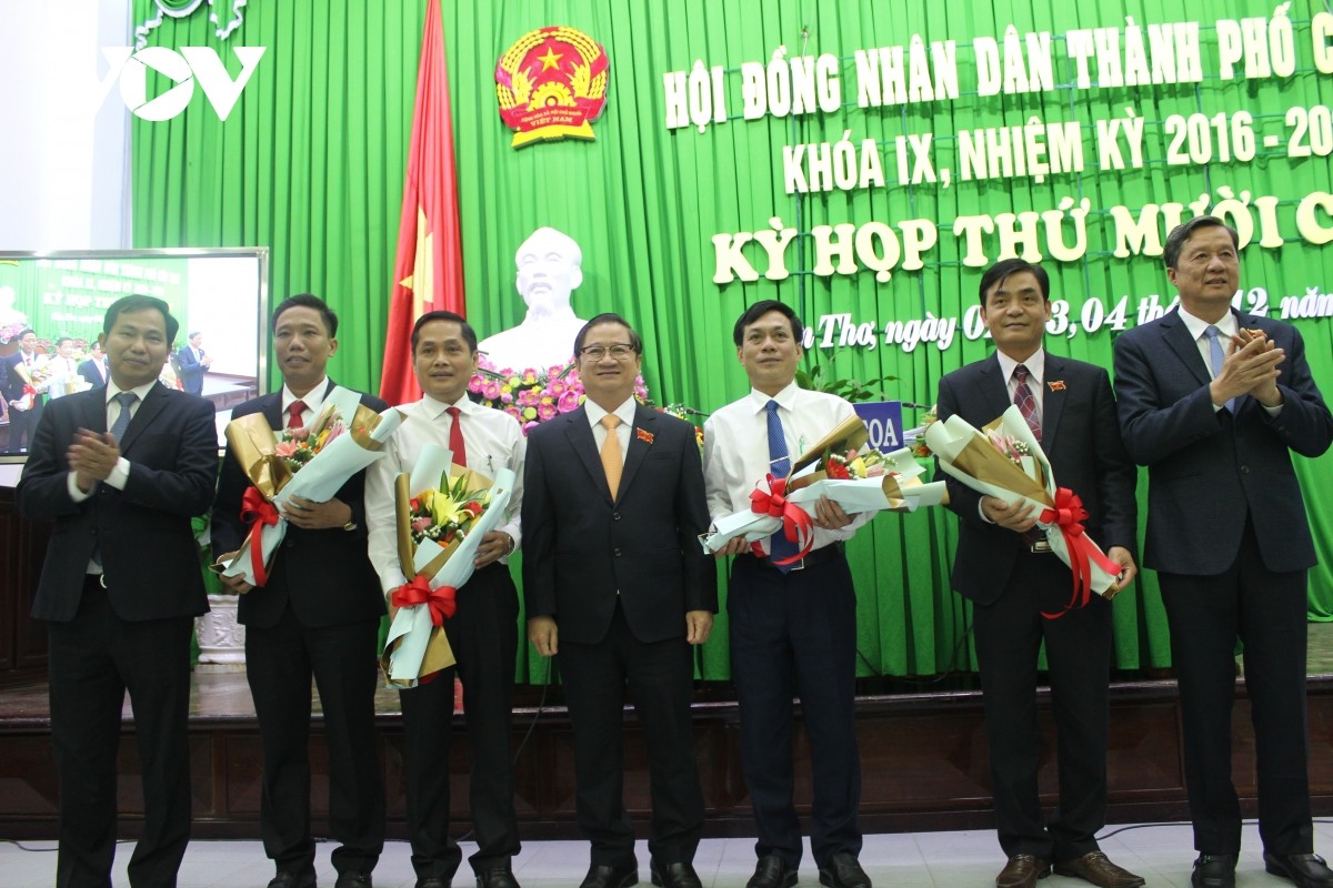 Lãnh đạo Cần Thơ chúc mừng Phó Chủ tịch HĐND và UBND thành phố vừa được bầu.