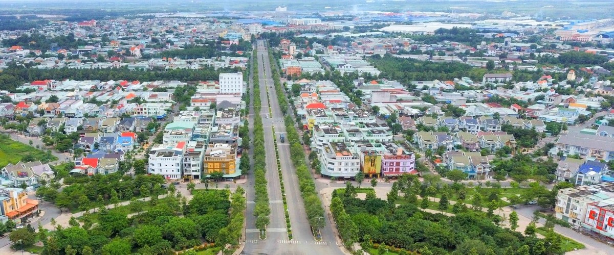 Thị xã Bến Cát nhìn từ trên cao với các khu đô thị sầm uất đan xen khu công nghiệp lớn.