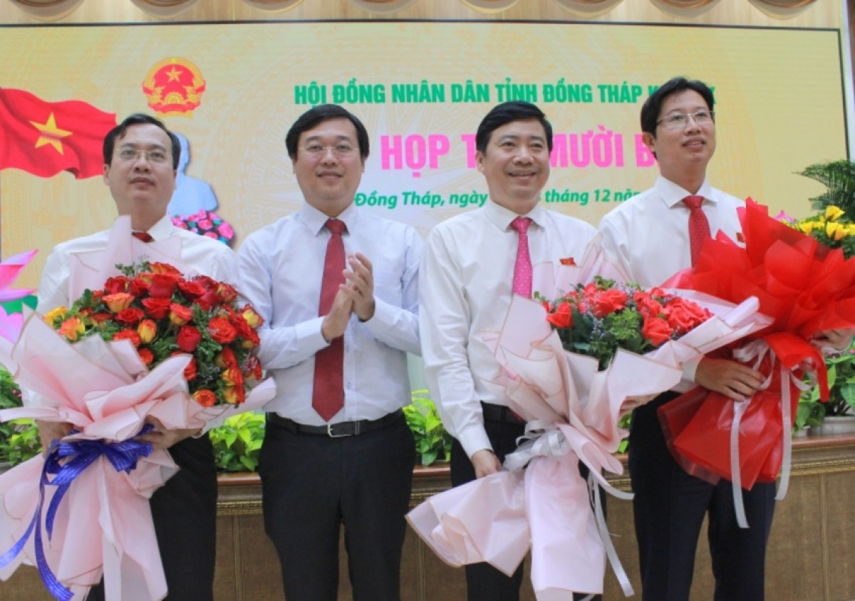 Bí thư tỉnh Đồng Tháp tặng hoa chúc mừng Chủ tịch và Phó Chủ tịch UBND tỉnh.
