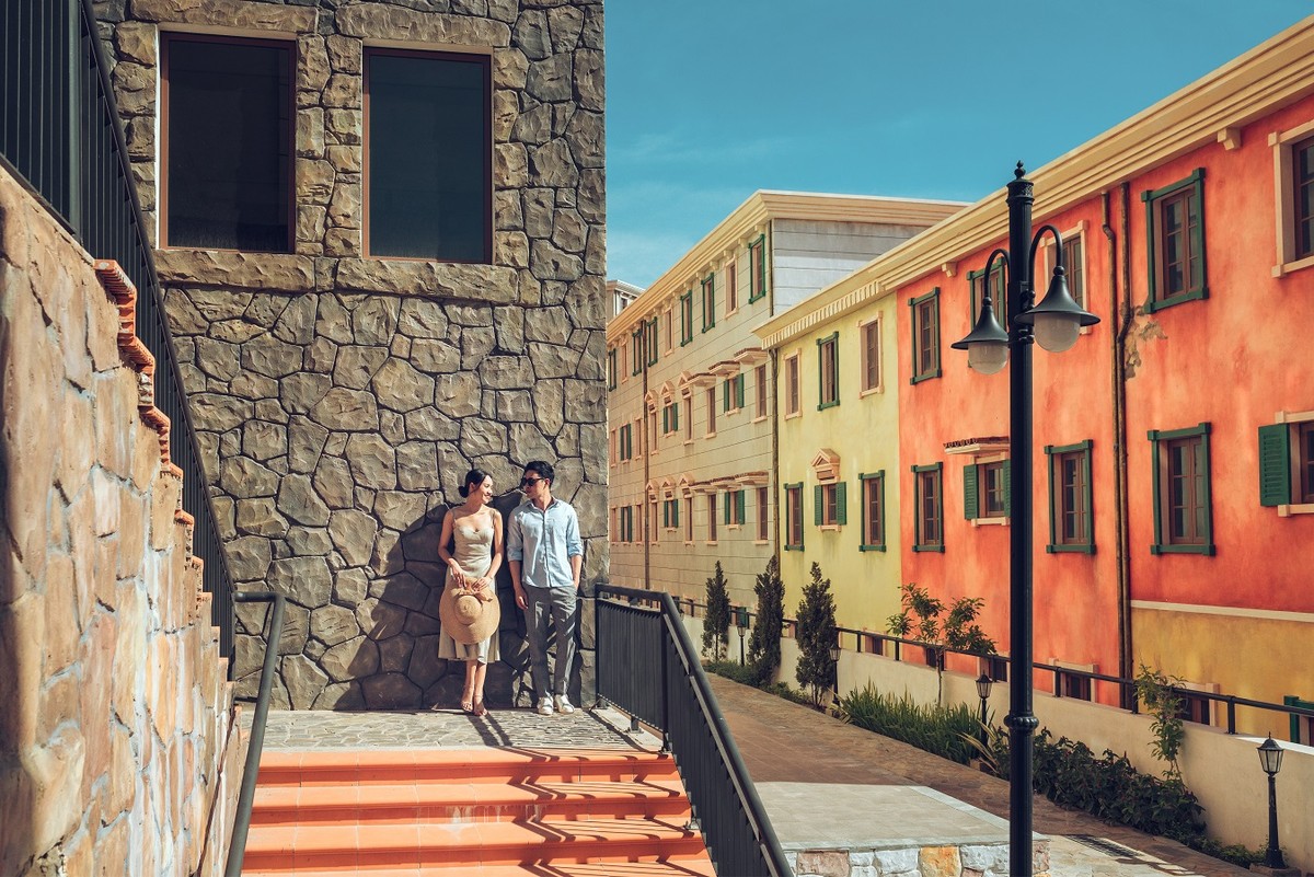 Để phác họa nên những thị trấn miền Địa Trung Hải, Sun Premier Village Primavera được Kl99ok phiên bản mới “khủng” với kỹ thuật xây dựng đỉnh cao và nghệ thuật theming giả cổ nổi tiếng thế giới. Không chỉ khoác “tấm áo” từ các dòng sơn cao cấp đắt tiền, những bức tường mang đấy tính nghệ thuật và hoài cổ của Sun Premier Village Primavera cần “ngốn” khoảng thời gian khổng lồ để hoàn thành. Đó là bởi quy trình sơn 9 lớp tỉ mỉ, thay vì chỉ 2 lớp như b́ình thường và bởi công việc này chỉ dành cho những người thợ lành nghề, tài hoa bậc nhất; là công sức, trí tuệ của hàng trăm họa sĩ, chuyên gia quốc tế.