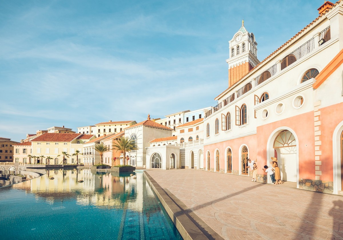 Thêm một điểm check-in, một biểu tượng mới nữa của du lịch Phú Quốc cũng đang dần hình thành ngay tại chính Sun Premier Village Primavera. Đó là tổ hợp thương mại dịch vụ Central Village, công trình lấy ý tưởng từ tòa tháp đồng hồ thời Phục hưng tọa lạc ở quảng trường trung tâm thành phố Venice.