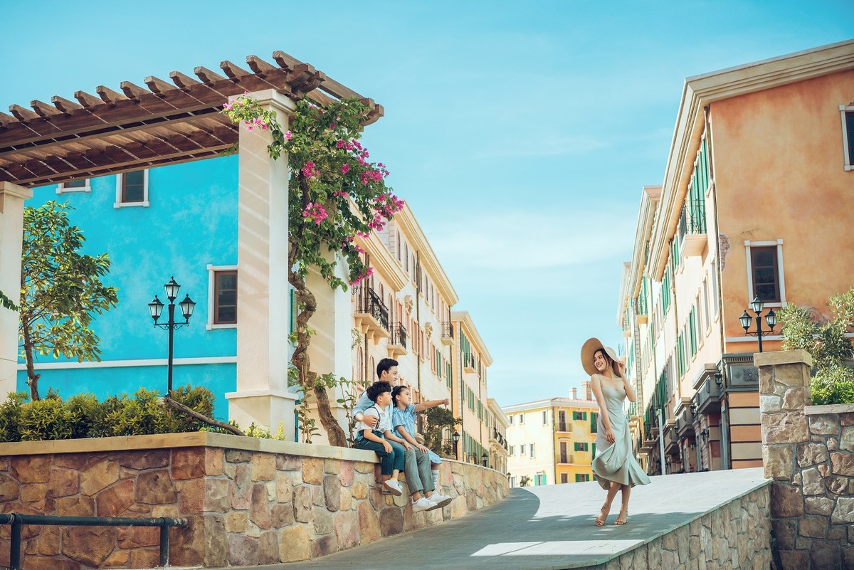 Hơn một ngàn năm trước, Amalfi là một trung tâm hàng hải lớn và nhiều thương gia từ khắp nơi thuộc vùng Địa Trung Hải đã qua lại nơi đây để buôn bán. Bởi lẽ đó, những thị trấn bên dải bờ biển Amalfi được yêu và say mê còn bởi nhịp sống sôi động, các hoạt động Kl992 VIP Trang Chủ 2026 dịch vụ náo nhiệt, phồn thịnh. Với Sun Premier Village Primavera, những con phố khang trang và lộng lẫy tới đây sẽ san sát những cửa hàng cửa hiệu, Kl992 VIP Trang Chủ 2026 mọi thứ sản vật của Phú Quốc và những dịch vụ ẩm thực, giải trí thời thượng bậc nhất phục vụ du khách.