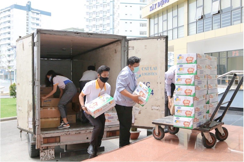 Thắng Lợi Group trao tặng nhu yếu phẩm cần thiết cho khu cách ly Ký túc xá Đại học Quốc gia TP HCM trong công tác chống dịch Covid-19.