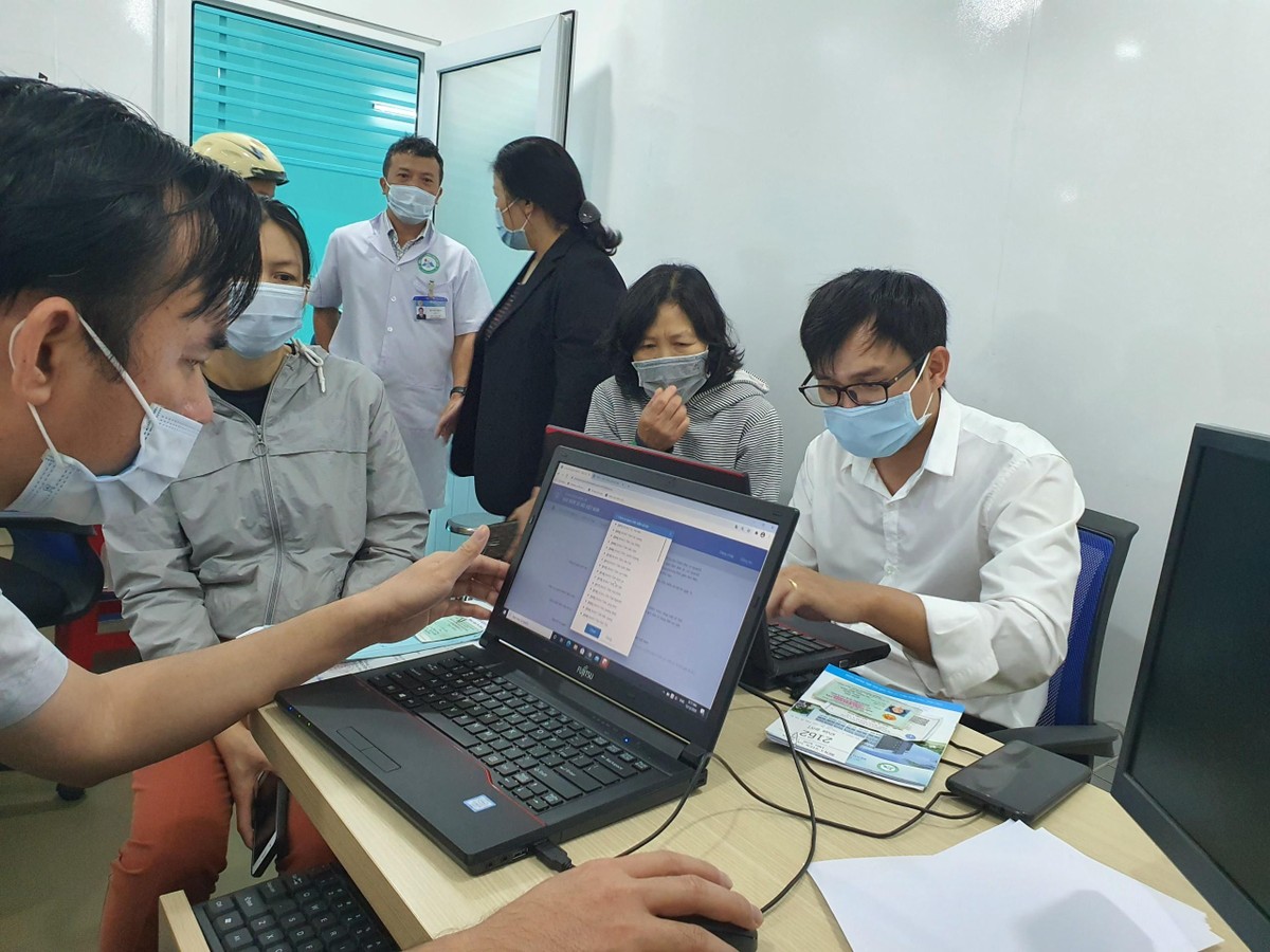 Cán bộ BHXH hỗ trợ người dân cài đặt, đăng ký ứng dụng VssID tại bệnh viện tỉnh Kon Tum.