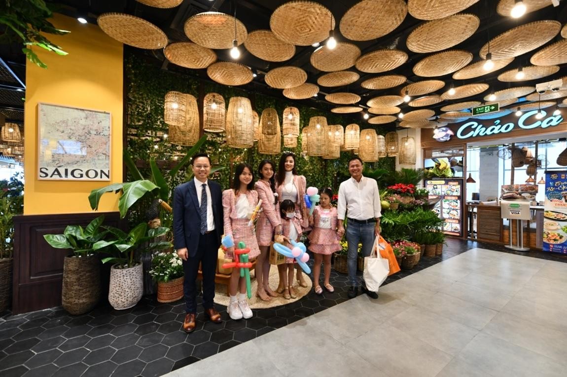 Bên cạnh đó, khách hàng còn có cơ hội lạc vào làng ẩm thực đa văn hoá tại Food Village, thưởng thức những món ăn với chất lượng nguyên mẫu bản địa.