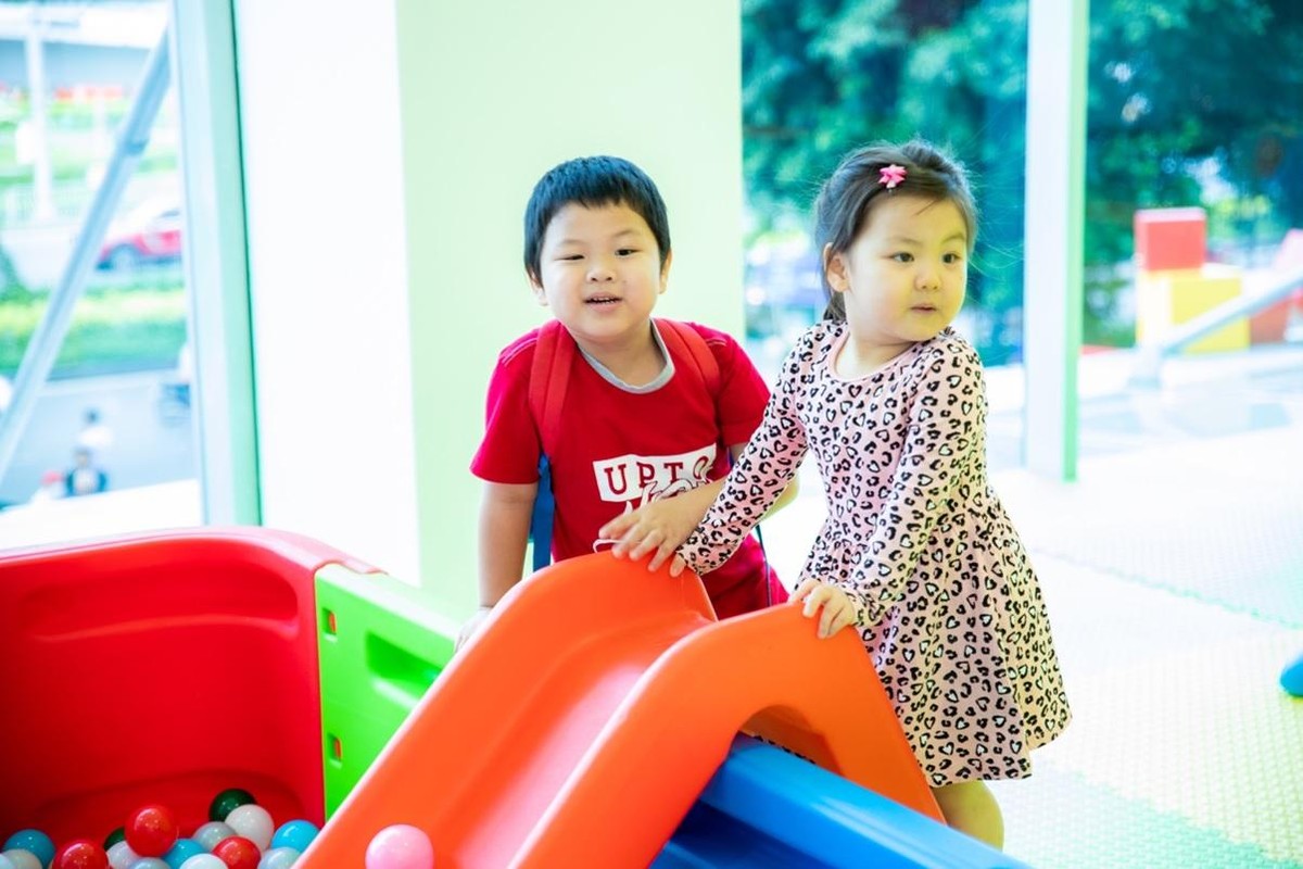 Để khách hàng có những trải nghiệm mua sắm trọn vẹn nhất, Menas Mall Saigon Airport cung cấp các dịch vụ hỗ trợ như khu vui chơi trẻ em miễn phí, shuttle bus đưa đón sân bay, dịch vụ giao nhận hàng nhanh Swift 247, wifi, sạc điện thoại, dịch vụ giữ đồ, xe đẩy, xe lăn,... Hơn hết, đó là sự chăm sóc tận tâm từ những con người Menas đầy đam mê thấu hiểu khách hàng.